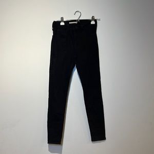 Black Levi’s 720 high rise super skinny.